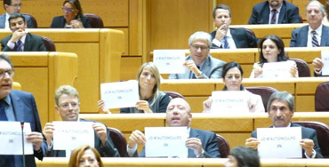 Senadores de CiU mostrando un cartel con el lema ‘Jo m'autoinculpo 9-N’
