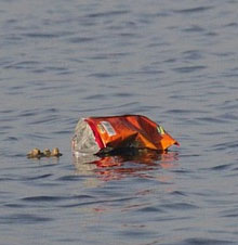 Botella de plástico en el océano