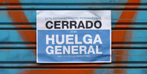 Cartel en comercio cerrado por huelga - Foto: Raúl Fernández