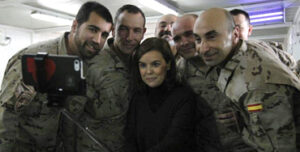 'Selfie' de Soraya Sáenz de Santamaría con tropas españolas en Afganistán