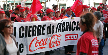 Manifestación de trabajadores afectados por el ERE de Coca-Cola