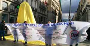 Activistas tapan la estatua del Oso y el Madroño contra el Tratado de Libre Comercio (TTIP)