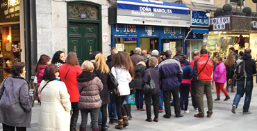 Gente haciendo cola en Administración de loterías en Madrid Foto: Raúl Fernández