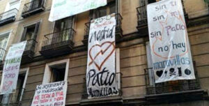 Pancartas contra el desalojo del Patio Maravillas