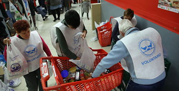 Voluntarios en campaña de recogida de alimentos