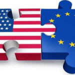 Piezas de puzzle con las banderas de EEUU y la UE