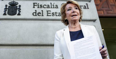 Esperanza Aguirre enseña la querella presentada ante la Fiscalía General del Estado