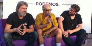 Miguel Urban y Alberto San Juan charlando con un vecino de Majadahonda en el sofá de Podemos