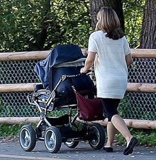 Madre con carro de bebé
