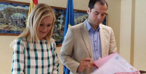 Cristina Cifuentes e Ignacio Aguado firmando el acuerdo de investidura