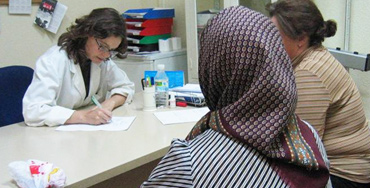 Pacientes extranjeras en consulta del médico