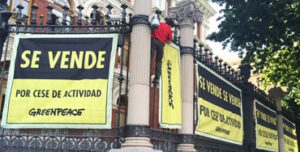Activistas de Greenpeace colocando carteles en el Ministerio de Medio Ambiente - Foto: Greenpeace