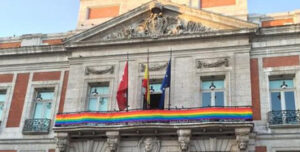 Bandera del Orgullo Gay en la Puerta del Sol