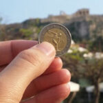 Euro frente al Acrópolis griego