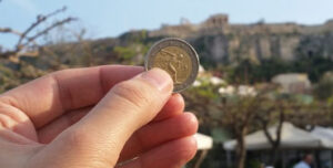 Euro frente al Acrópolis griego