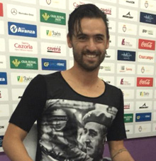 Nuno Silva durante su presentación con una camiseta de Franco
