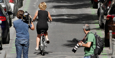 Esperanza Aguirre montada en una bicicleta del BiciMad