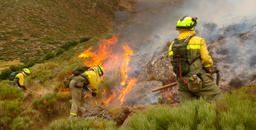 Trabajadores de las BRIF durante la extinción de un incendio