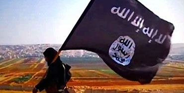 Militante del Estado Islámico portando una bandera