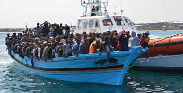 Inmigrantes cruzando en patera
