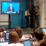 Mariano Rajoy, presidente del Gobierno dando una rueda de prensa desde un 'plasma'