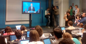 Mariano Rajoy, presidente del Gobierno dando una rueda de prensa desde un 'plasma'