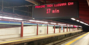 Panel de tiempo de llegada en estación de Metro de Madrid - Foto: Raúl Fernández