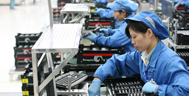 Trabajadoras chinas en fábrica de piezas de informática