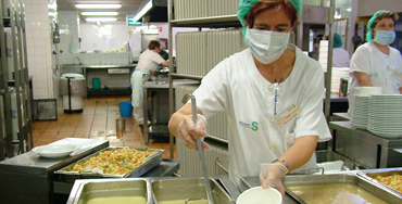 Cocineras en cafetería de hospital