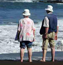 Perosnas mayores en la playa