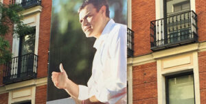 Cartel de Pedro Sánchez en la fachada de la sede del PSOE