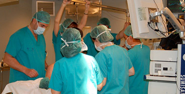 Personal de enfermería durante una operación