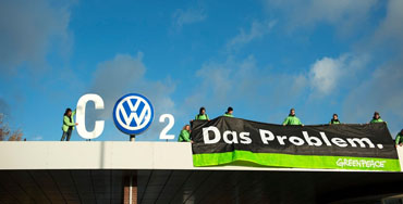 Activictas de Greenpeace en la sede de Volkswagen - Foto: @Greenpeace