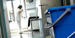 Trabajadora de limpieza en hospital