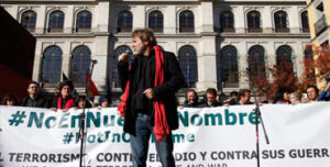 Alberto San Juan presentando la manifestación contra la guerra - Foto: Jaime Pozas