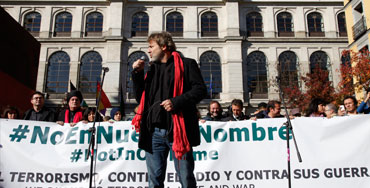 Alberto San Juan presentando la manifestación contra la guerra - Foto: Jaime Pozas