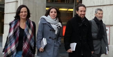 Pablo Iglesias llegando al Hotel Ritz junto a su equipo