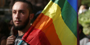 Jóven portando la bandera arcoíris - Foto: Jaime Pozas
