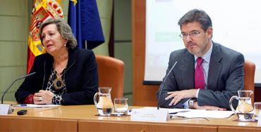 Pilar González de Frutos, presidenta de UNESPA, y Rafael Catalá Polo, ministro de Justicia
