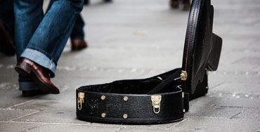 Funda de guitarra de un músico callejero