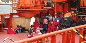 Inmigrantes rescatados en un barco de salvamento