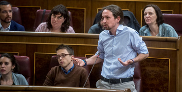 Pablo Iglesias y diputados de Podemos en el Congreso