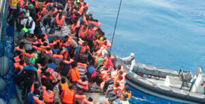 Refugiados cruzando en un barco