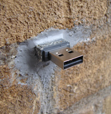 Dead Drops, pendrive incrustado en la pared