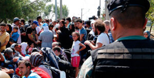 Policía con refugiados en Macedonia