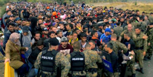 Policías bloqueando el paso de refugiados