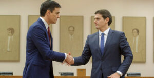 Pedro Sánchez y Albert Rivera dándose la mano