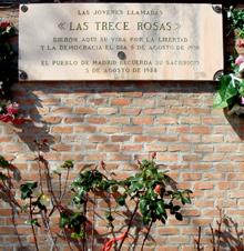Placa conmemorativa a las trece rosas