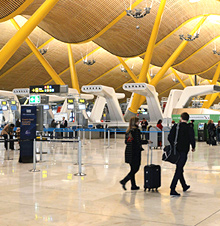 Viajeros en el aeropuerto de Madrid