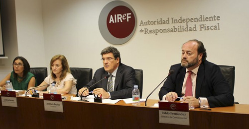 José Luis Escrivá, presidente de AIReF, en el centro de la mesa